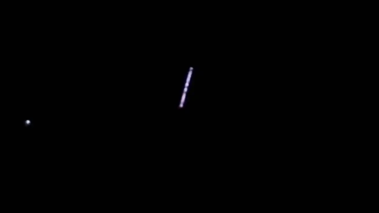 Develaron qué eran las luces en fila que se vieron en el cielo en varios lugares