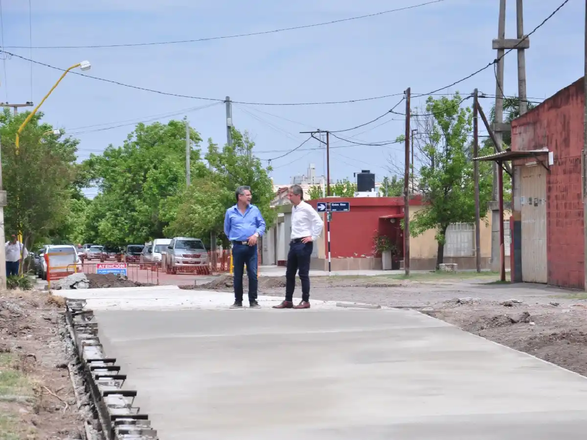 Avanza pavimentación de Antártida Argentina y el cruce de vías de San Luis