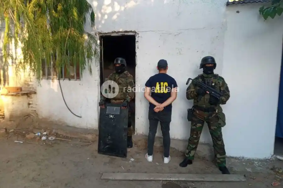 Allanamiento en barrio Mora: hallaron gran cantidad de dinero en efectivo y drogas