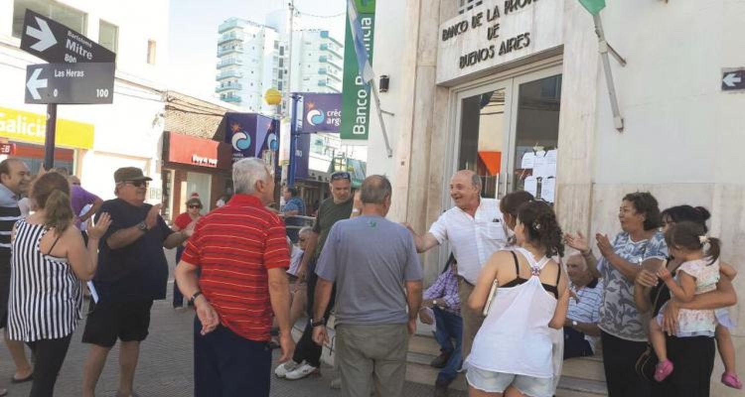 Paro y abrazo al Banco Provincia