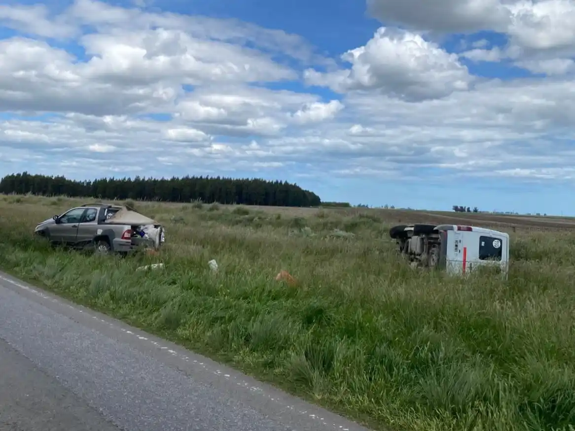 Choque y vuelco de uno de los vehículos involucrados en la ruta nacional 228