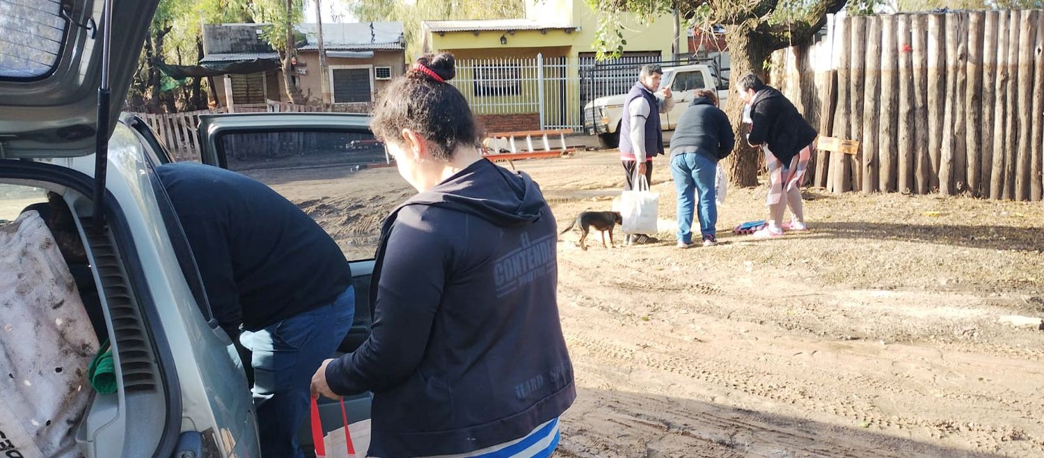 Leo Godoy hizo llegar ayuda a familias que sufrieron la inundación