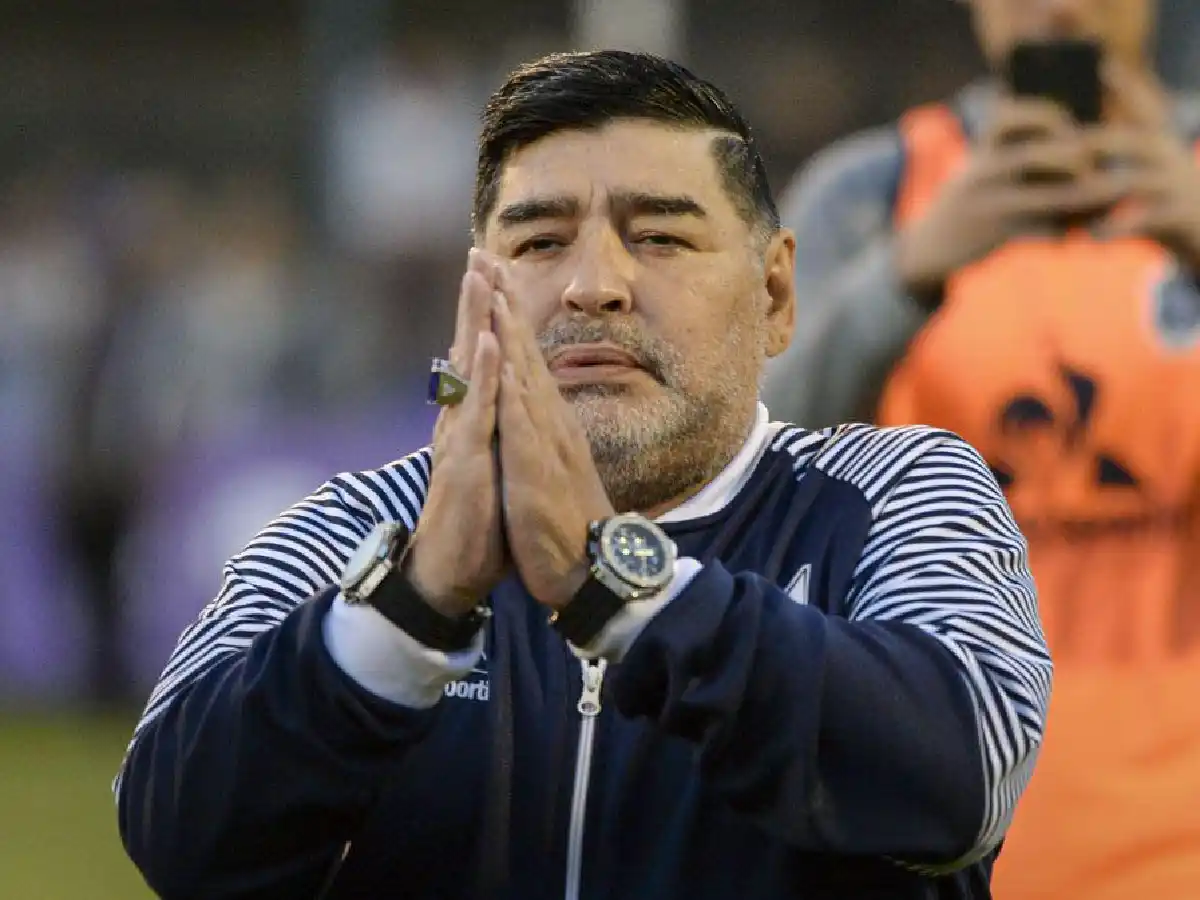 El médico de Maradona confirmó que seguirá internado 