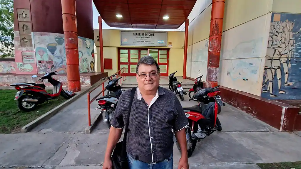 Camilo, el remisero que cursa  la primaria y nunca faltó a clases