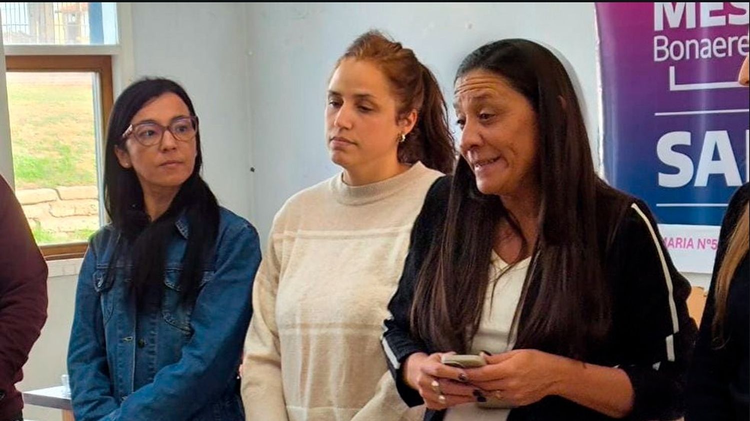 Entrega. Andrea Cáceres, María Lucía Cacciutto y María Paula Argüello, encabezando el acto en el SUM del Instituto N° 31.