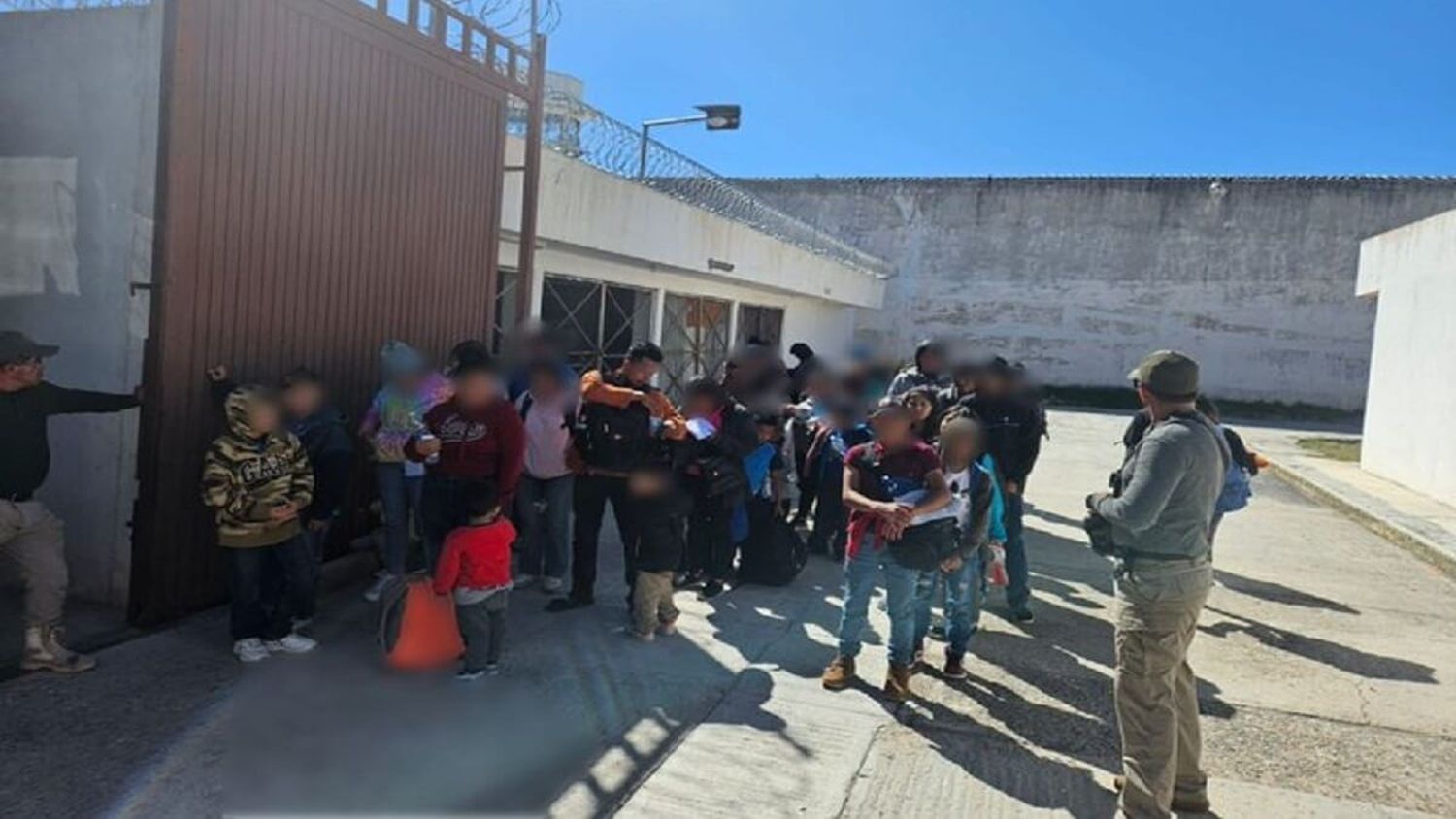 OTRO TERRIBLE CASO de trata de personas en México: rescatan a 123 migrantes encerrados en un tráiler