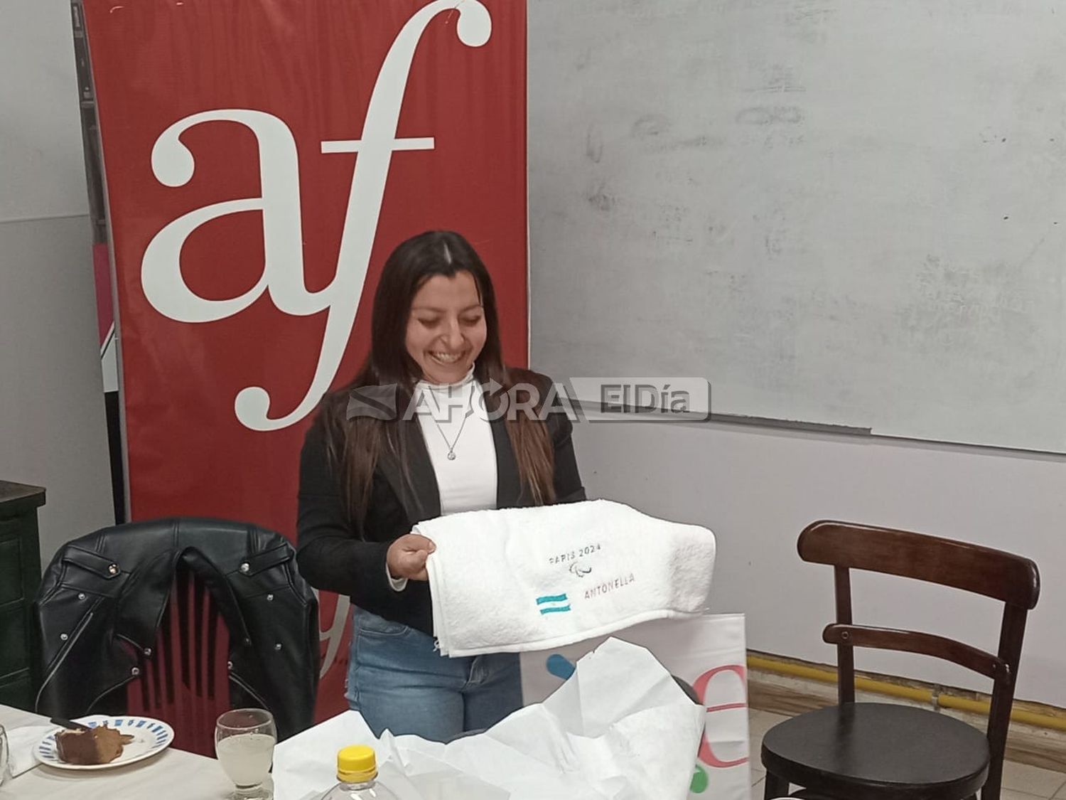 Antonella Ruíz Díaz con el presente que recibió de la Alianza Francesa.