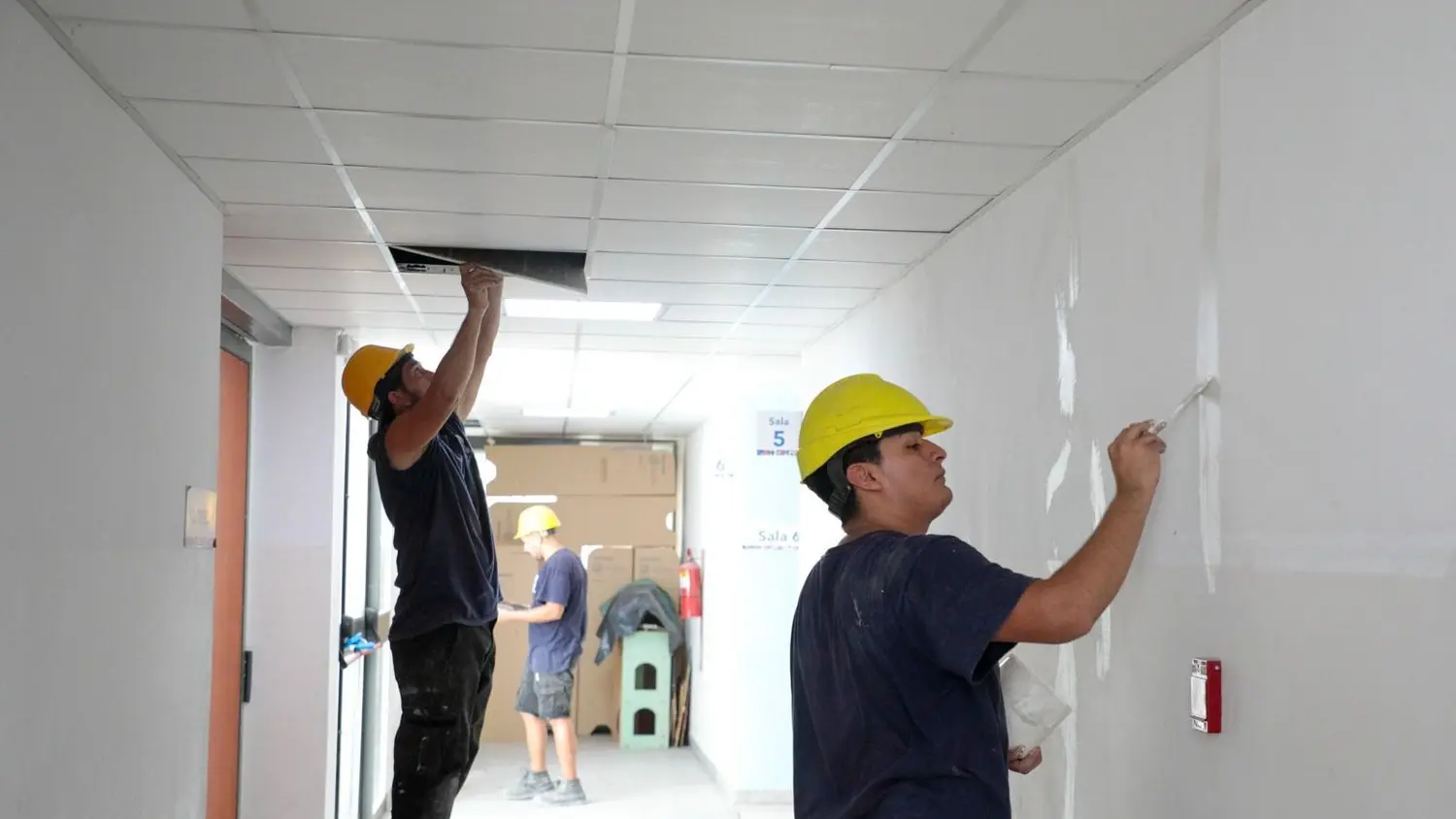 Se realizan tareas de pintura y arreglos en los establecimientos educativos de Pilar.