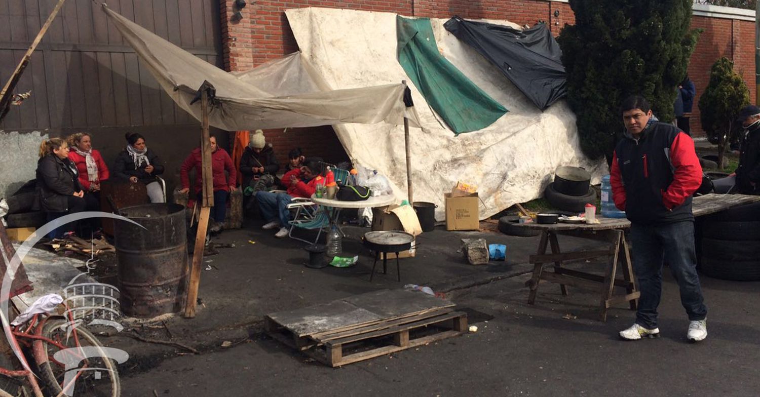 Puerto: acampan en reclamo por trabajo