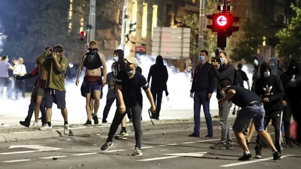 En medio de protestas, el Gobierno serbio prometió analizar el nuevo toque de queda