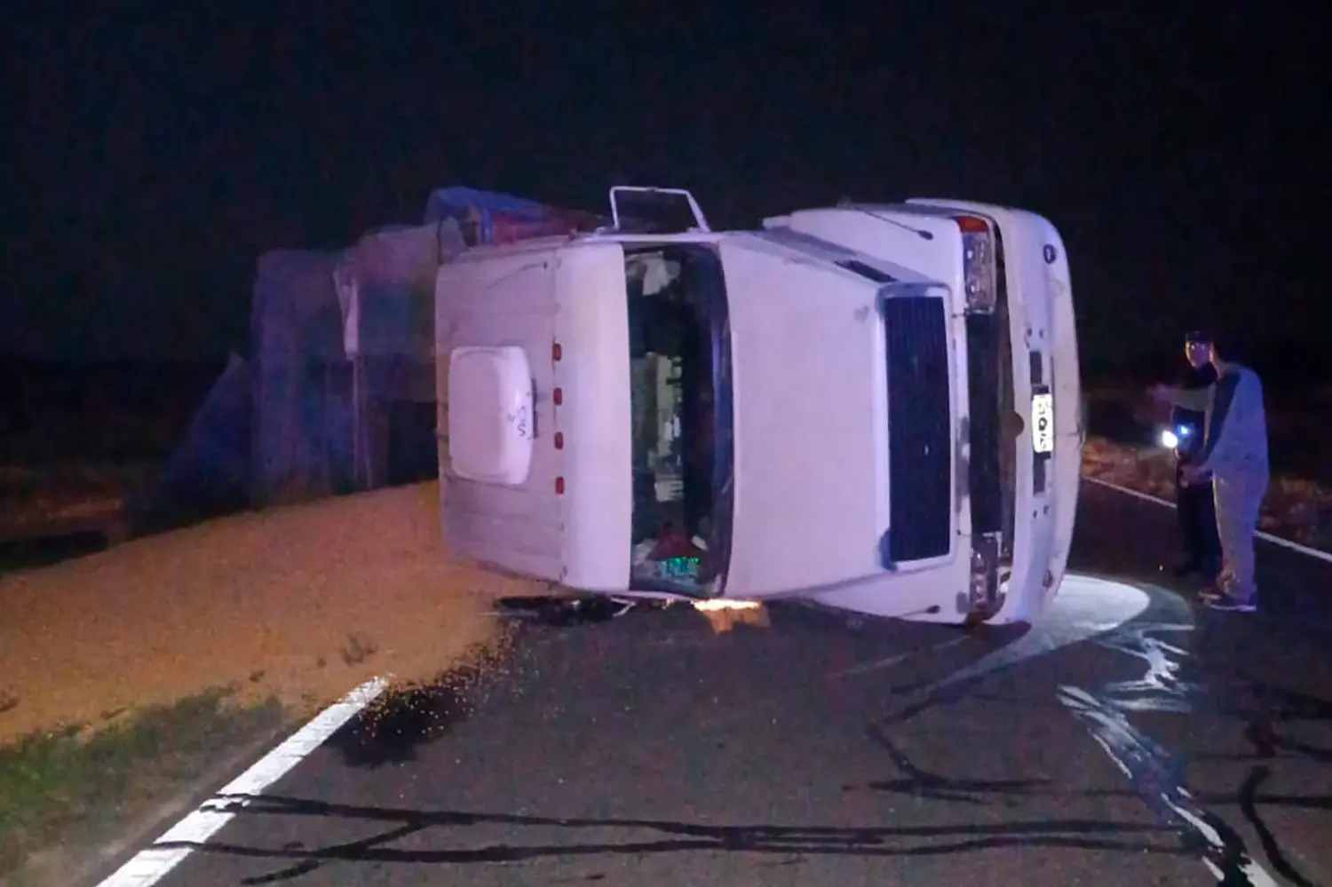 Un camión cargado con maíz volcó en la Ruta 2: una mujer fue derivada a Rafaela