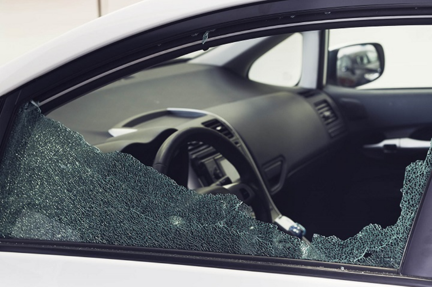 Rompieron el vidrio de un auto y robaron una gran cantidad de dinero