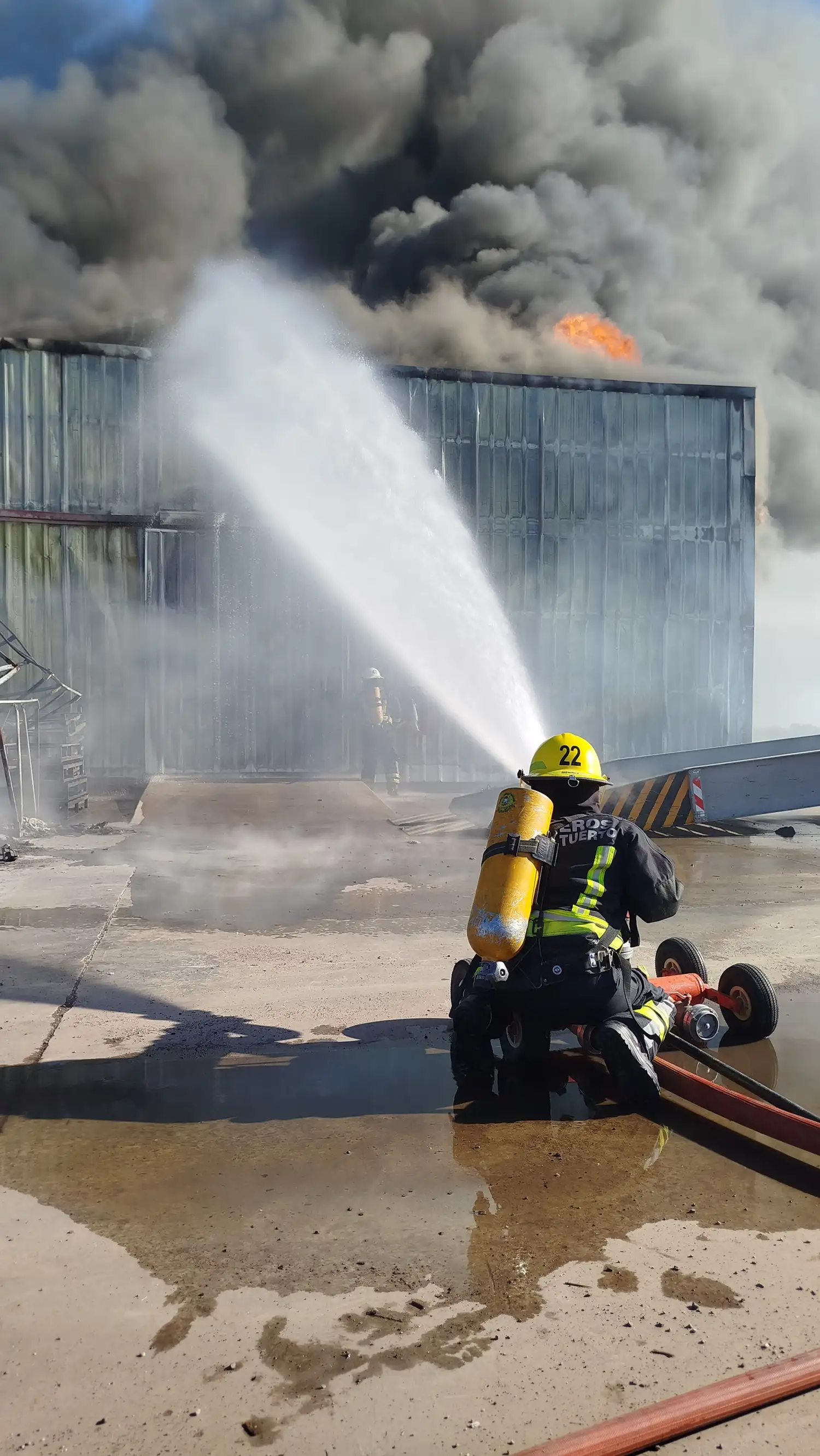 Personal de bomberos en plena tarea.