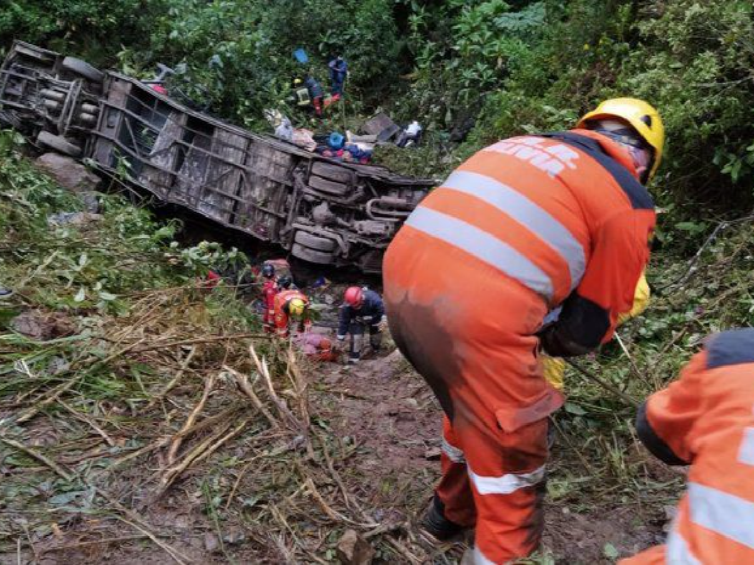 Al menos 20 muertos y 20 heridos tras caer un colectivo a un precipicio en Bolivia
