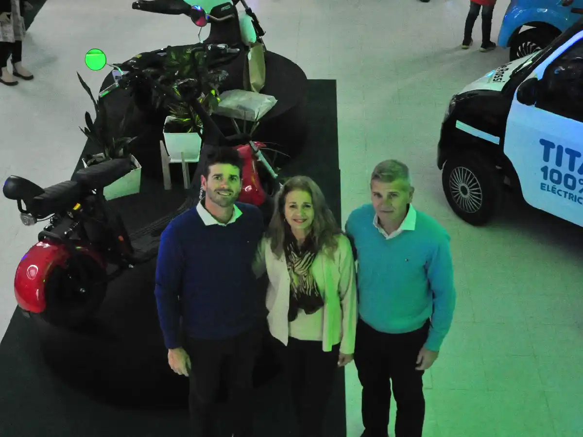  De Rossi: “Somos el  primer y único concesionario de  vehículos eléctricos en la ciudad”       