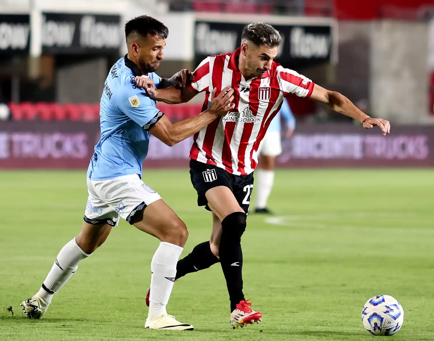 Leguizamón no le pierde pisada a Alario.