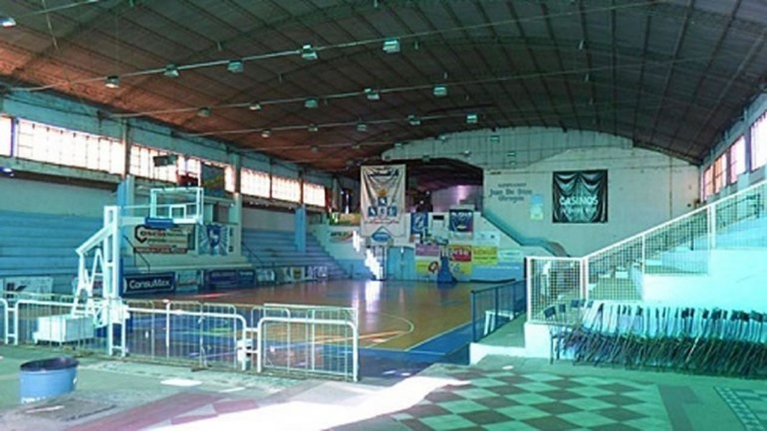 Un grupo de basquetbolistas detuvo a un ladrón que se robaba sus pertenencias