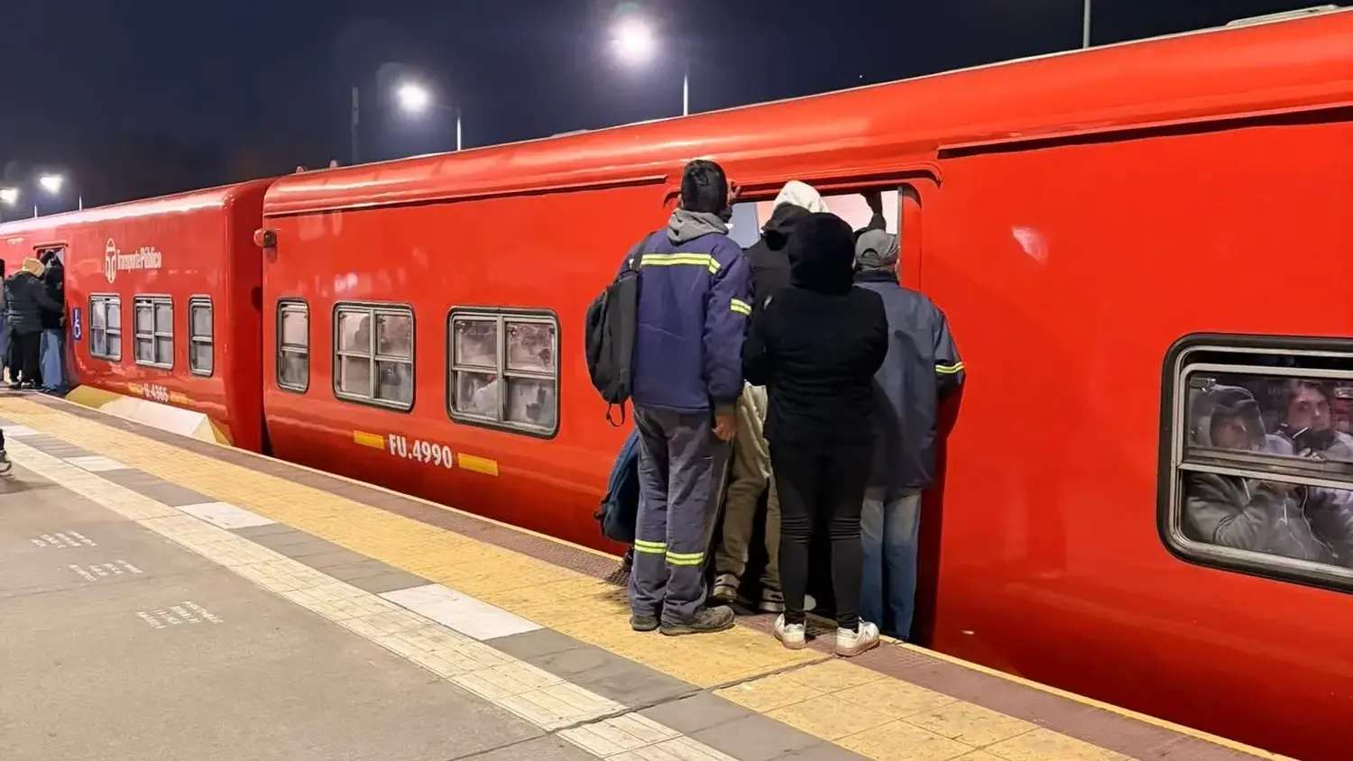 Caos en el Tren Belgrano Norte: reducen frecuencias y los pasajeros viajan colgados y a los empujones