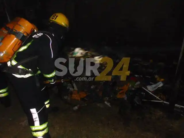 Venado Tuerto: bomberos combatieron el incendio de un galpón
