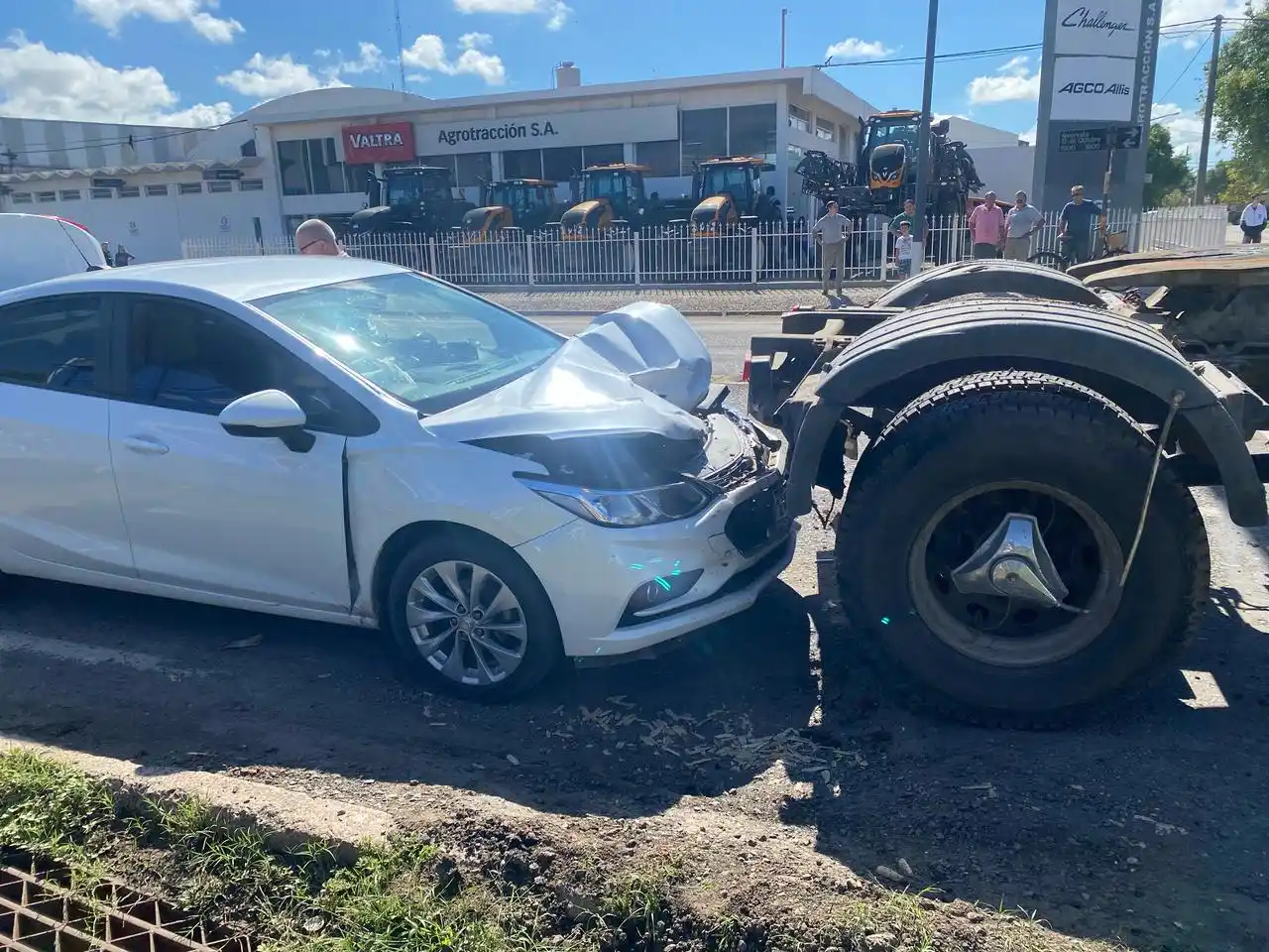 El auto colisionó contra la parte trasera del camión.