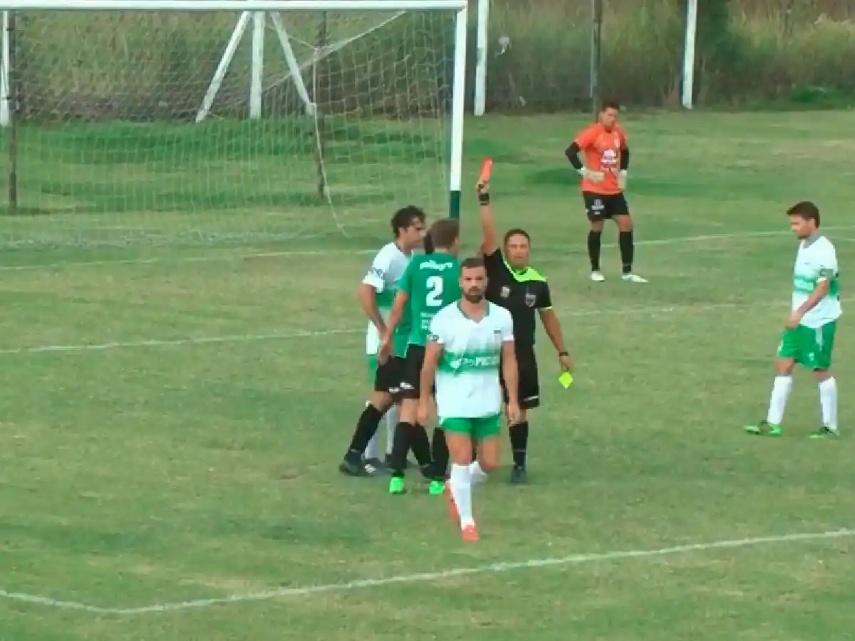 Jugada increíble: dos penales, dos amarillas, un mismo protagonista