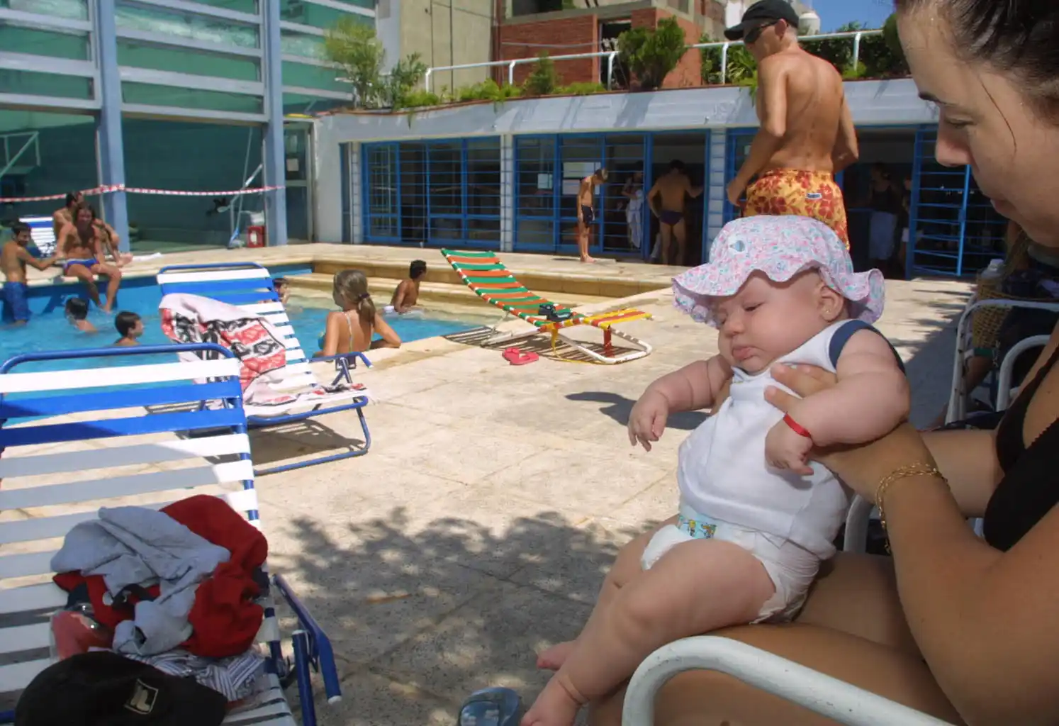 ¿Cómo cuidar a bebés, niños y adultos mayores durante la ola de calor?