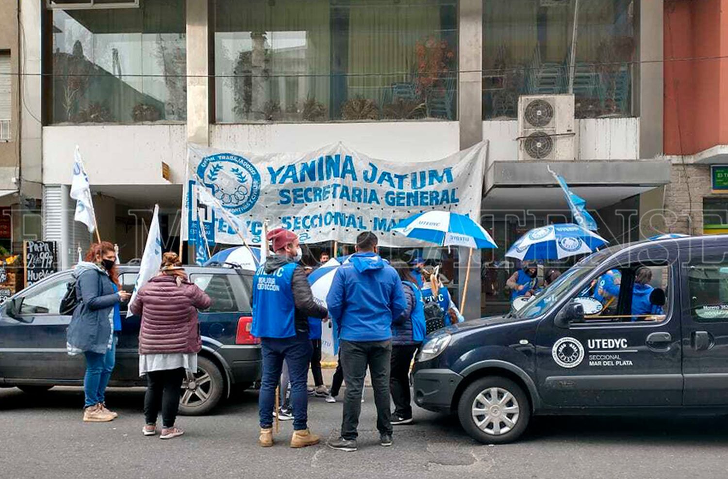 Ruidosa manifestación de UTEDYC frente a un hotel que no pagó salarios a 23 empleados