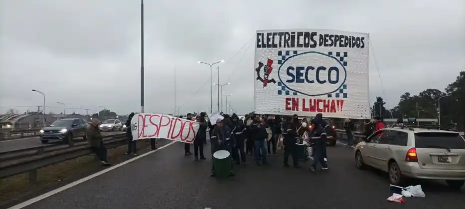 Despedidos de una empresa energética cortaron el Camino del Buen Ayre