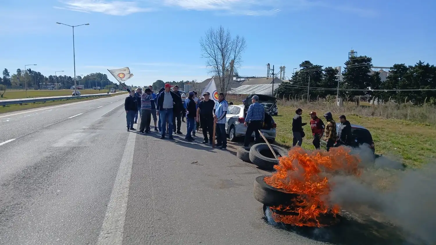 Trabajadores despedidos del Parque Industrial sacaron su reclamo a la ruta una vez más