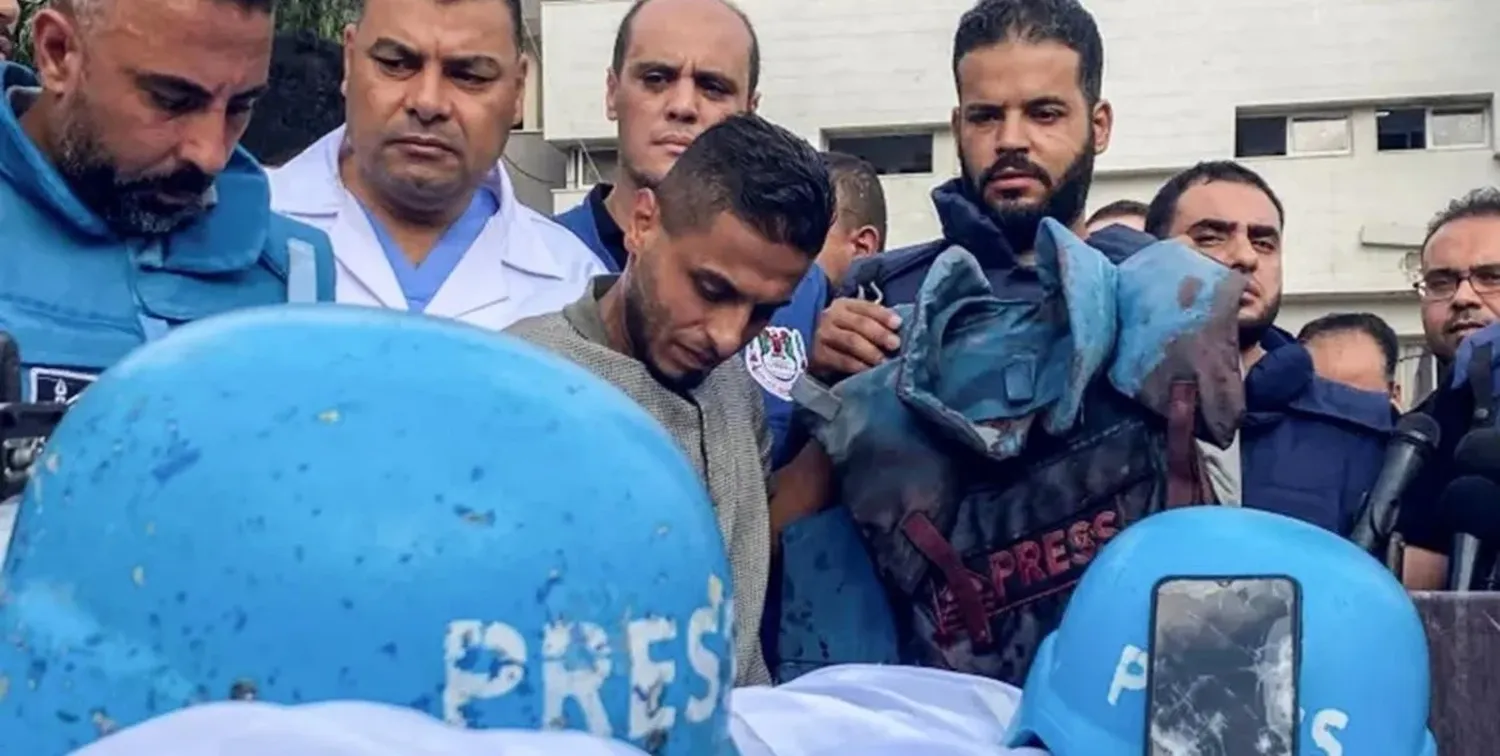 Profunda congoja y pesar de periodistas palestinos que cubren las alternativas de la guerra de Gaza por la muerte de sus colegas Hamza Wael Dahduh y Mustafa Thuraya, de la cadena televisiva qatarí Al Jazeera.