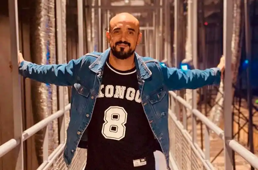 Abel Pintos fue distinguido en el Teatro Tronador como "Visitante Notable" de "la feliz"