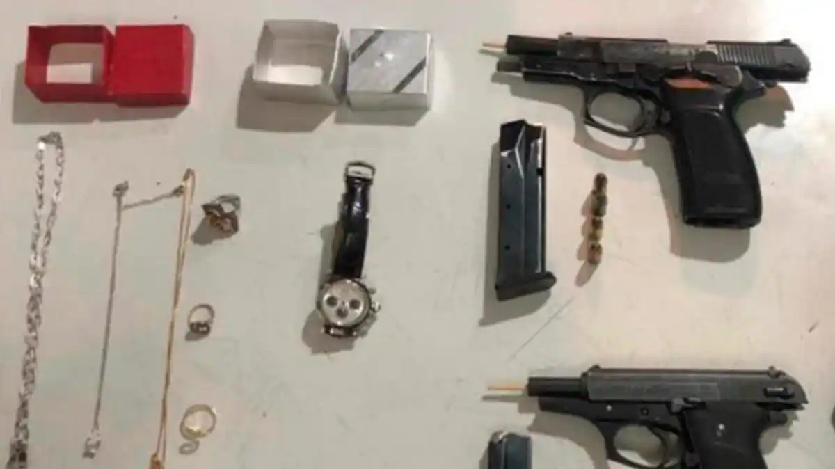 Crimen del empresario en San Antonio de Padua: Peritan las armas halladas en el local de uno de los prófugos 