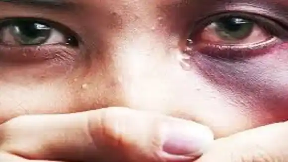 ¡AMOR A JURO! La extorsionaba, la tenía encerrada y la golpeaba con un bate