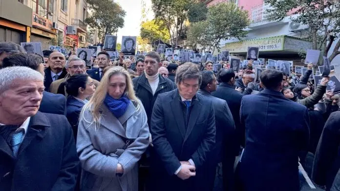 Javier y Karina Milei en el acto por el atentado de la Amia. (Presidencia)