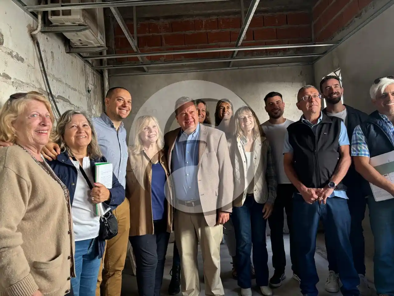 Miembros de la CAMEQ y la Cooperadora, en el recorrido de la obra civil.
