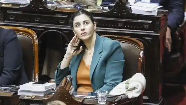 Pagano acusó a Adorni de usar el Estado como “ascenso social” y denunció “verticalismo interno”