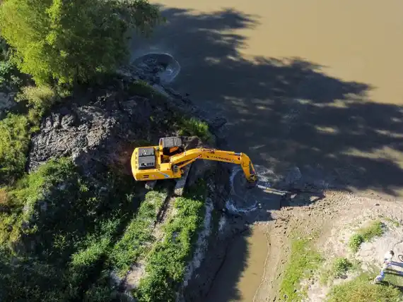 Limpieza en el brazo del río Gualeguay para garantizar el nivel de agua en el reservorio