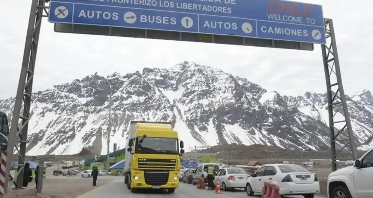 Éxodo de fin de semana largo: los cruces de argentinos a Chile se multiplican