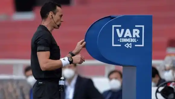 Conmebol estrenará un nuevo formato para comunicar las decisiones del VAR en las Copas Libertadores y Sudamericana