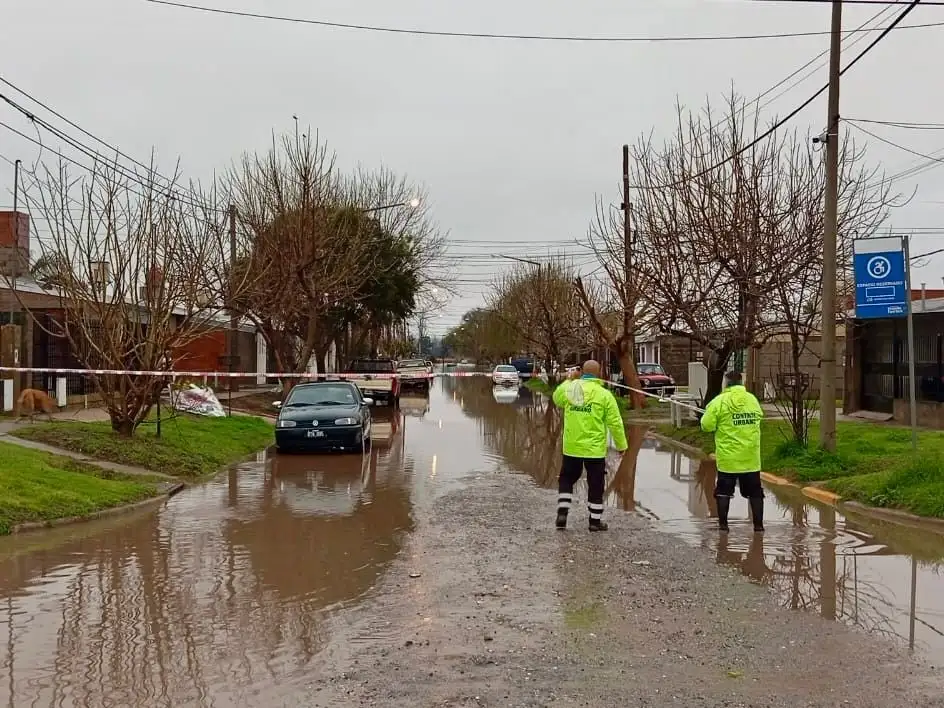 Protección Civil de la Municipalidad de Venado Tuerto brindó sus servicios para asistir a los vecinos más afectados en distintos barrios.
