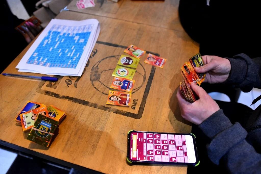 Ante la falta de figuritas del Mundial los fanáticos se juntan en un café de Mar del Plata a intercambiarlas