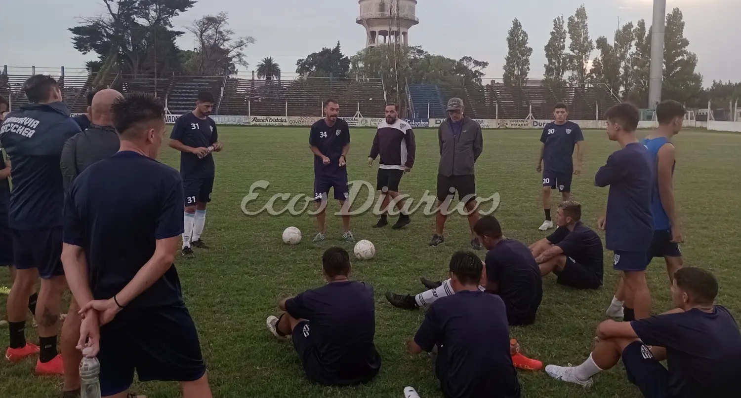 Leonardo Acquisto hablando con los jugadores de Rivadavia