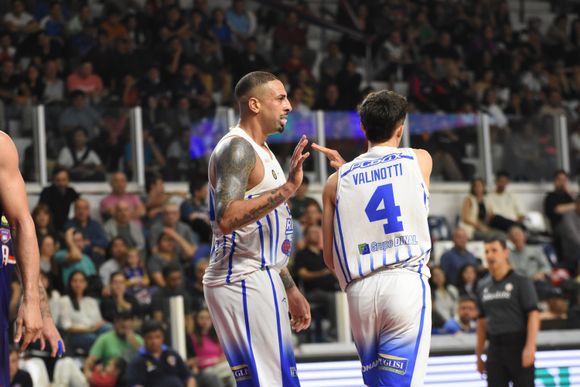 Quimsa impuso su defensa en el primer punto ante Peñarol