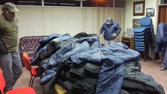 Galarza. Entregas de camperas a personal municipal