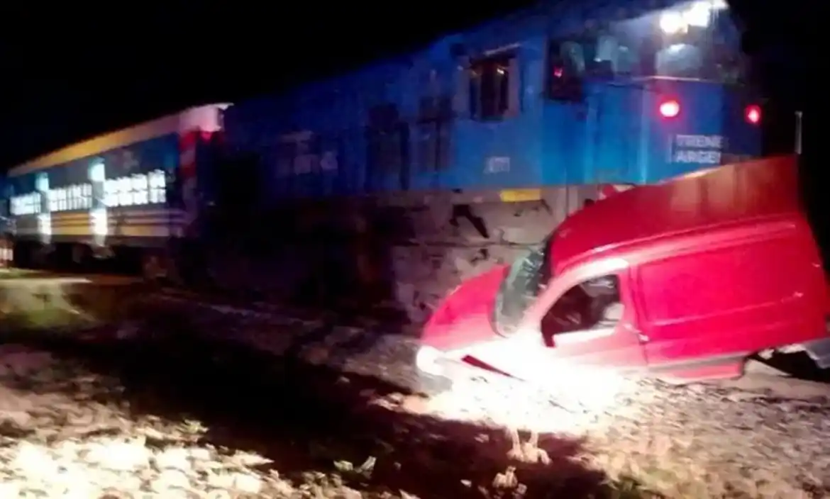 Paso a nivel peligroso: tren embistió a una familia de Pilar