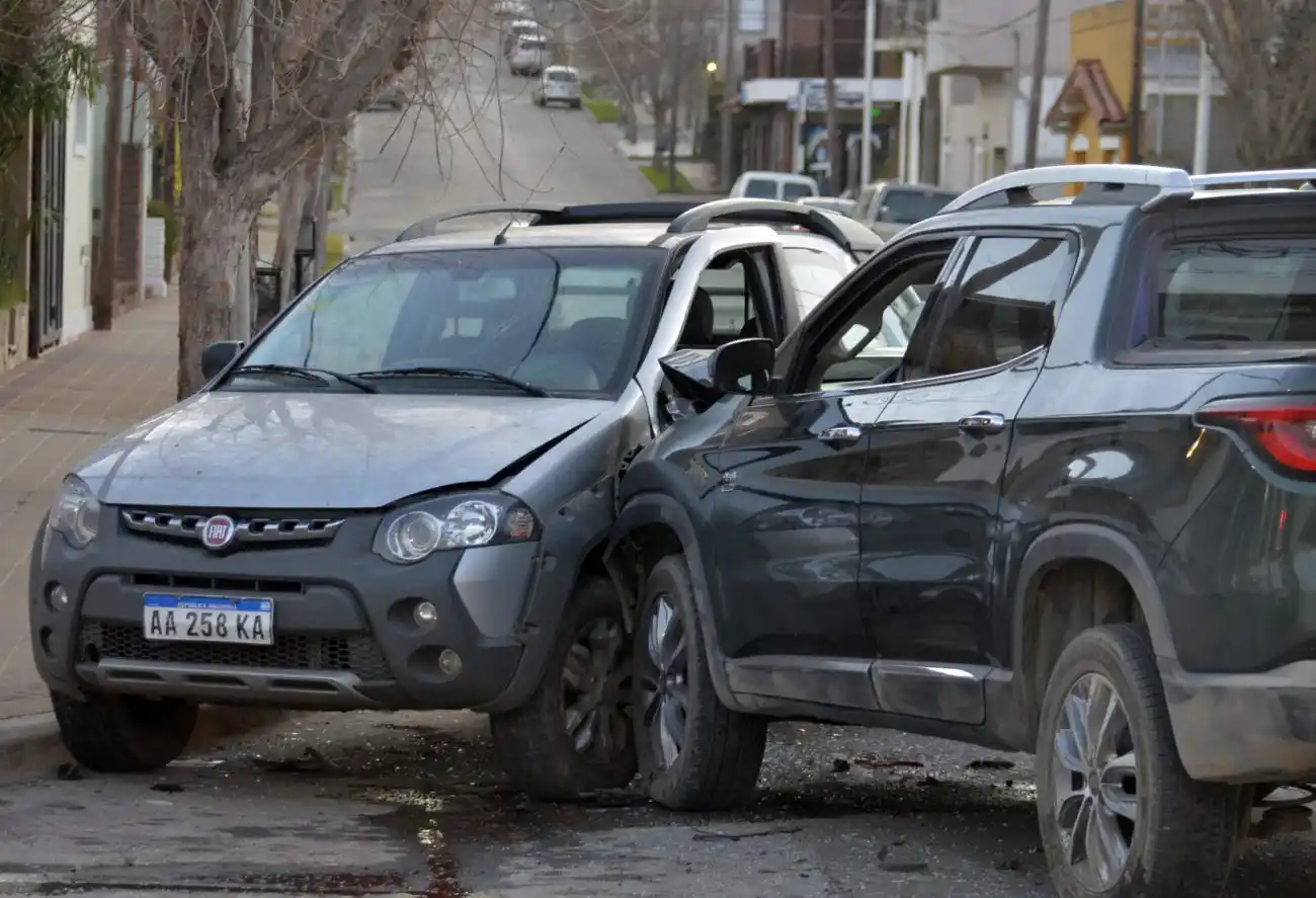 Dos personas sufrieron lesiones en  un choque entre dos camionetas