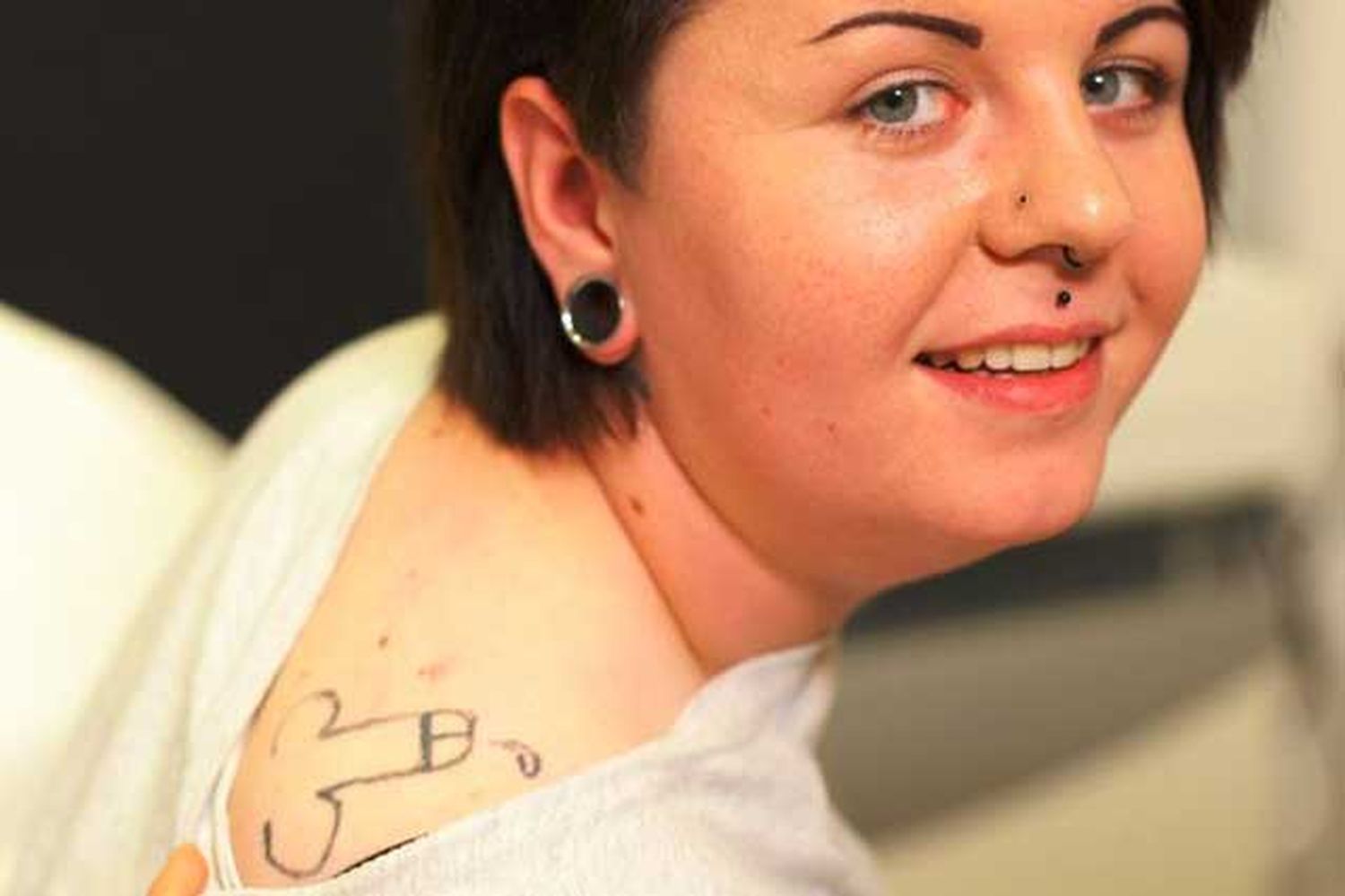 Se pasó de copas en una fiesta y al otro día despertó con un pene tatuado