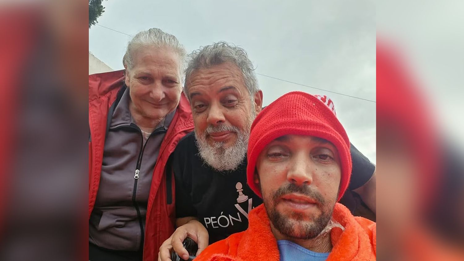 El fotógrafo Pablo Grillo junto a su familia