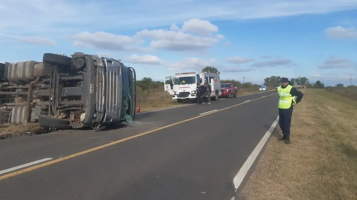 Violento vuelco de un camión sobre Ruta 12: tres personas fueron hospitalizadas en Gualeguay