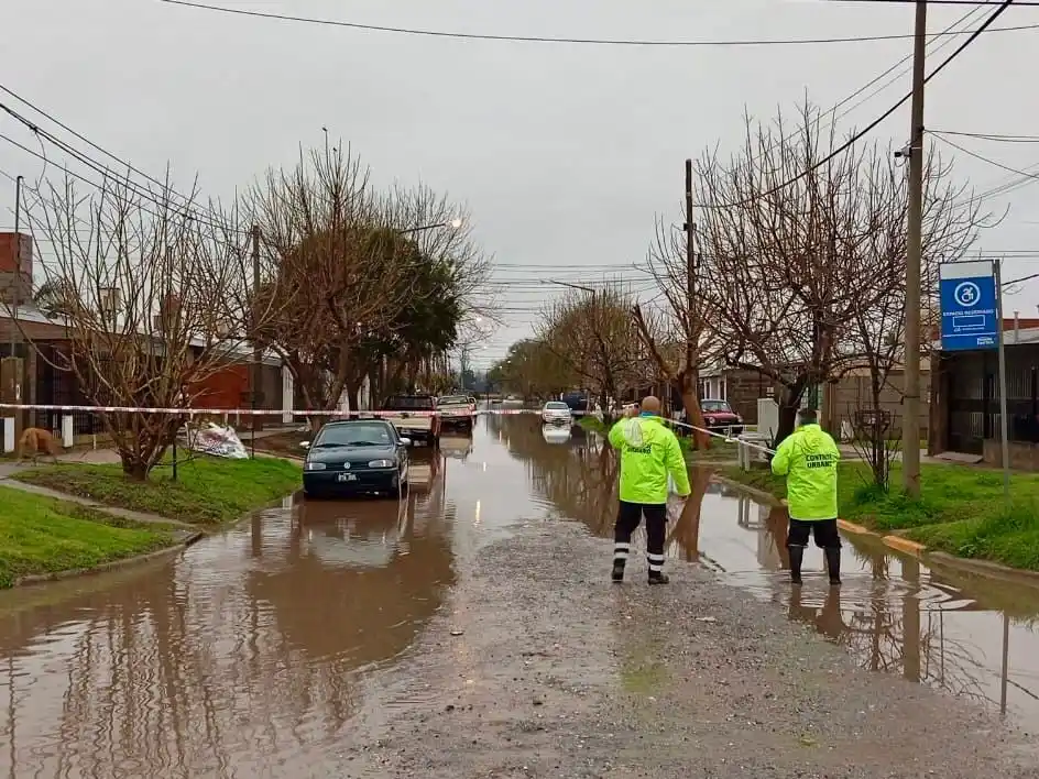 Protección Civil de la Municipalidad de Venado Tuerto brindó sus servicios para asistir a los vecinos más afectados en distintos barrios.